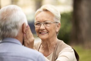 Peut-on envisager un séjour en résidence senior au début de la maladie d’Alzheimer